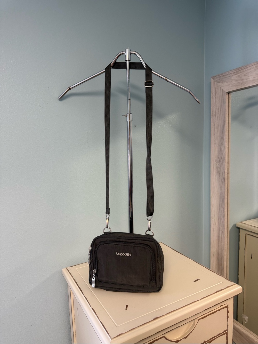 Baggallini Gray RFID Organizer Crossbody Travel Bag Adjustable Strap